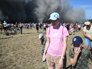 Cítíme se jako na pohřbu. Tisíce lidí sledovaly odstřel těžní věže Dolu Lazy.