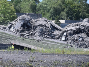 Cítíme se jako na pohřbu. Tisíce lidí sledovaly odstřel těžní věže Dolu Lazy.