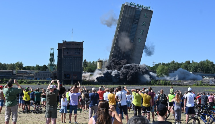 Cítíme se jako na pohřbu. Tisíce lidí sledovaly odstřel těžní věže Dolu Lazy.