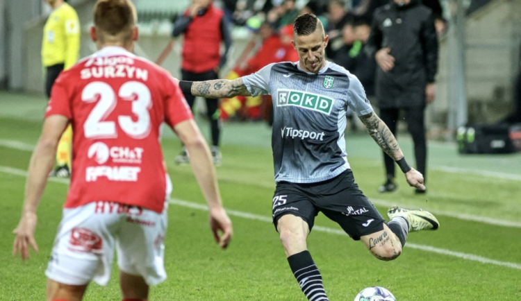 Karvinští fotbalisté zvítězili v Pardubicích 1:0, rozhodl Memič.