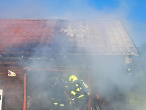 Na Frýdecko-Místecku se při požáru garáže zranil hasič