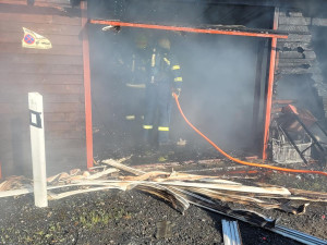 Na Frýdecko-Místecku se při požáru garáže zranil hasič