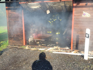 Na Frýdecko-Místecku se při požáru garáže zranil hasič