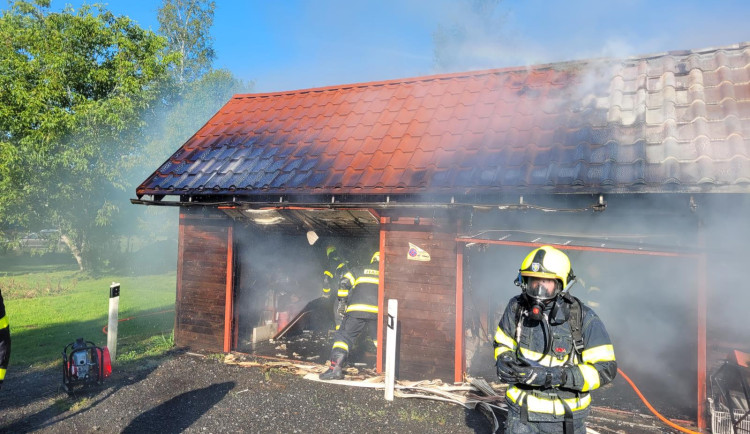 Na Frýdecko-Místecku se při požáru garáže zranil hasič.