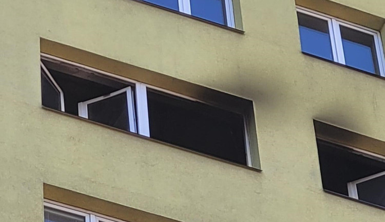 Při nedělním požáru bytu v Krnově na Bruntálsku zemřela žena, dalších sedmnáct lidí hasiči evakuovali