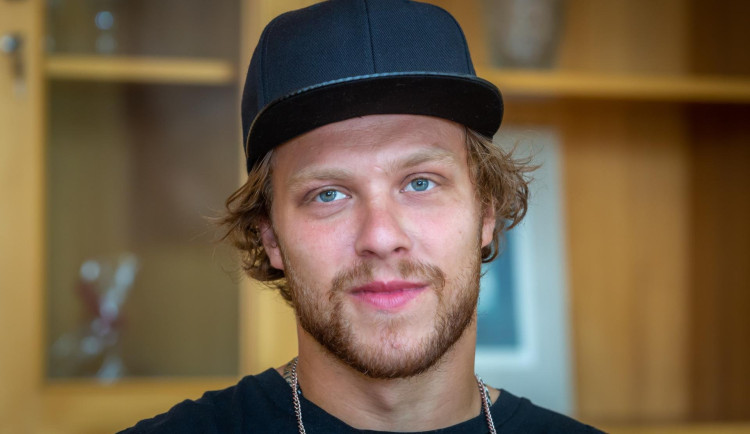 Hokejista David Pastrňák v neděli přivezl mistrovskou trofej do rodného Havířova, kde převzal čestné občanství