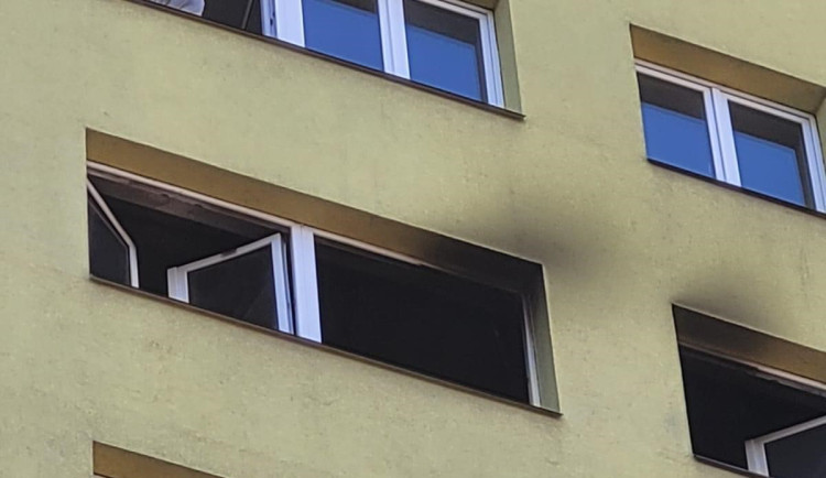 Při nedělním požáru bytu v Krnově na Bruntálsku zemřela žena, dalších sedmnáct lidí hasiči evakuovali