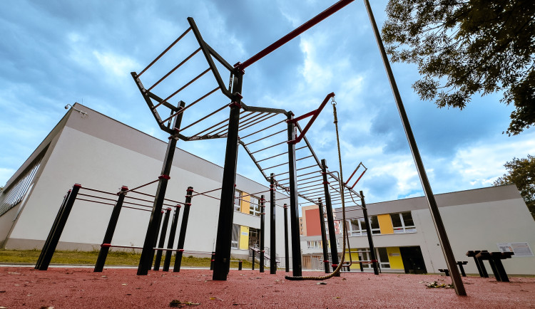 Budova bývalé školy v Ostravě má nové atrium, v areálu na Jihu vzniklo i veřejné workoutové hřiště