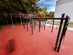 Budova bývalé školy v Ostravě má nové atrium, v areálu na Jihu vzniklo i nové workoutové hřiště