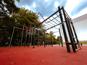 Budova bývalé školy v Ostravě má nové atrium, v areálu na Jihu vzniklo i nové workoutové hřiště