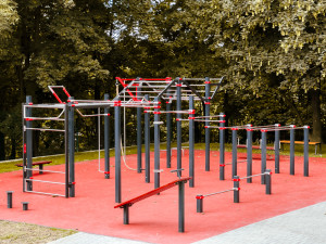 Budova bývalé školy v Ostravě má nové atrium, v areálu na Jihu vzniklo i nové workoutové hřiště