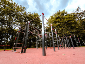 Budova bývalé školy v Ostravě má nové atrium, v areálu na Jihu vzniklo i nové workoutové hřiště