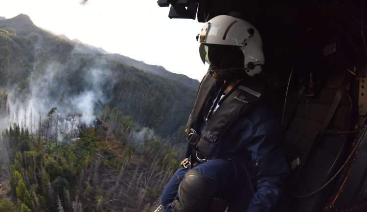 Čeští hasiči budou pomáhat s hašením ničivých požárů v Severní Makedonii. Vrtulník s posádkou odlétl z Přerova