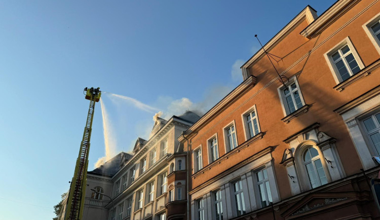 V Českém Těšíně ve středu v noci hořela střecha Obchodní akademie. Požár se rozšířil i na základní školu