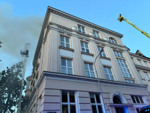 V Českém Těšíně ve středu v noci hořela střecha Obchodní akademie. Požár se rozšířil i na základní školu