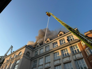 V Českém Těšíně ve středu v noci hořela střecha Obchodní akademie. Požár se rozšířil i na základní školu