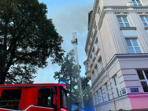 V Českém Těšíně ve středu v noci hořela střecha Obchodní akademie. Požár se rozšířil i na základní školu