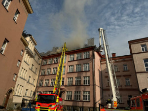 V Českém Těšíně ve středu v noci hořela střecha Obchodní akademie. Požár se rozšířil i na základní školu