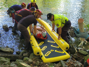 Muž na Opavsku spadl ze dvacetimetrového srázu, k vrtulníku ho hasiči přepravili přes koryto řeky