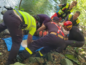 Muž na Opavsku spadl ze dvacetimetrového srázu, k vrtulníku ho hasiči přepravili přes koryto řeky