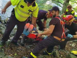 Muž na Opavsku spadl ze dvacetimetrového srázu, k vrtulníku ho hasiči přepravili přes koryto řeky