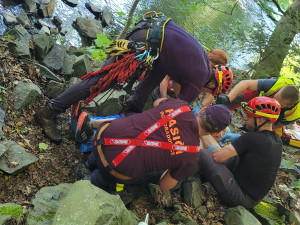 Muž na Opavsku spadl ze dvacetimetrového srázu, k vrtulníku ho hasiči přepravili přes koryto řeky