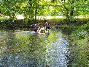 Muž na Opavsku spadl ze dvacetimetrového srázu, k vrtulníku ho hasiči přepravili přes koryto řeky