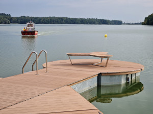 Vyhlídkové molo na přehradě Těrlicko zahájilo první sezonu. Lidé se na něm mohou slunit a pozorovat přírodu