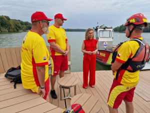 Vyhlídkové molo na přehradě Těrlicko zahájilo první sezonu. Lidé se na něm mohou slunit a pozorovat přírodu