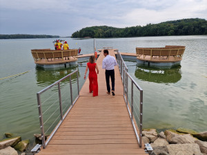 Vyhlídkové molo na přehradě Těrlicko zahájilo první sezonu. Lidé se na něm mohou slunit a pozorovat přírodu