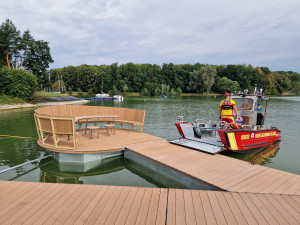 Vyhlídkové molo na přehradě Těrlicko zahájilo první sezonu. Lidé se na něm mohou slunit a pozorovat přírodu