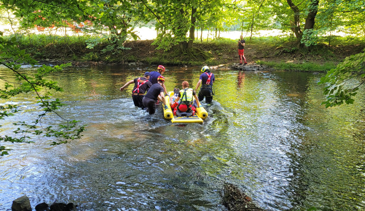 Muž na Opavsku spadl ze dvacetimetrového srázu, k vrtulníku ho hasiči přepravili přes koryto řeky