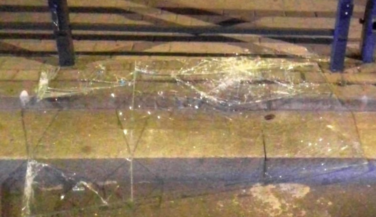 Mladý muž z Ostravy si léčil komplexy na veřejném majetku. Vysklil hned dvě tramvajové zastávky v Zábřehu