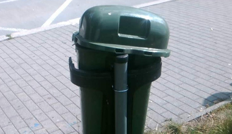 Svou sílu demonstroval ničením. Muž z Ostravy zkopal odpadkový koš a poničil dvě lavičky