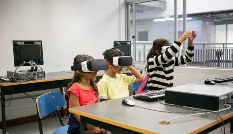 Školáci z Frýdku-Mísku se budou vzdělávat v nových 3D učebnách. Podívají se do lidského těla a všude po světě