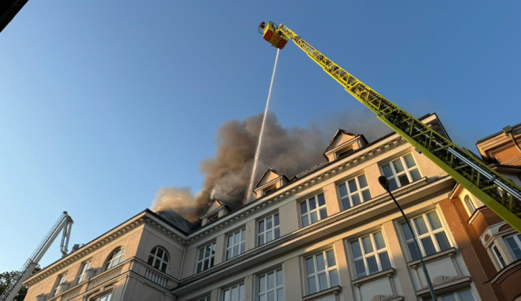 Hasiči se s požárem dvou škol v Českém Těšíně vyrovnávají už šest dní. Oprava budov vyjde na desítky milionů