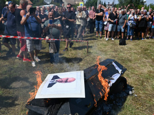 FOTO: Fiktivní pohřeb Liberty. Emoce, plameny, rakev i nadávky