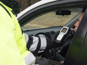 Cizinec se před jízdou posilnil lahví rumu. Auto v Ostravě neohrabaně řídil se čtyřmi promile v krvi