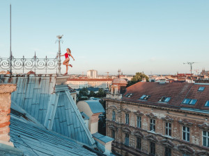 Fotka polonahé ženy na střeše bez jištění pobouřila internet. Jde nám o adrenalin, shodují se autorky