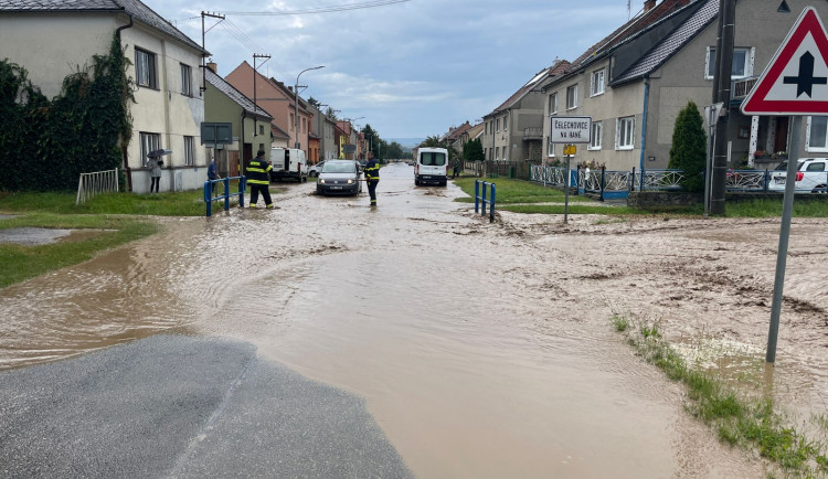 Krajem se prohnaly silné bouřky. Na Olomoucku a Prostějovsku hasiči čerpali vodu a odstraňovali stromy