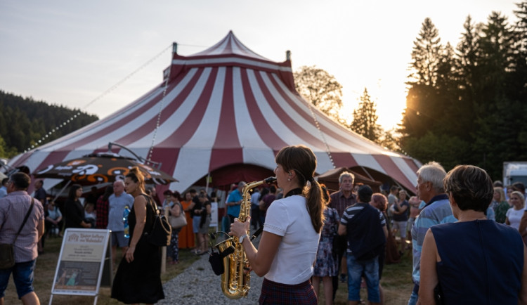 Herecké hvězdy pod šapitó. Užijte si konec prázdnin s Týdnem kultury na Valašsku