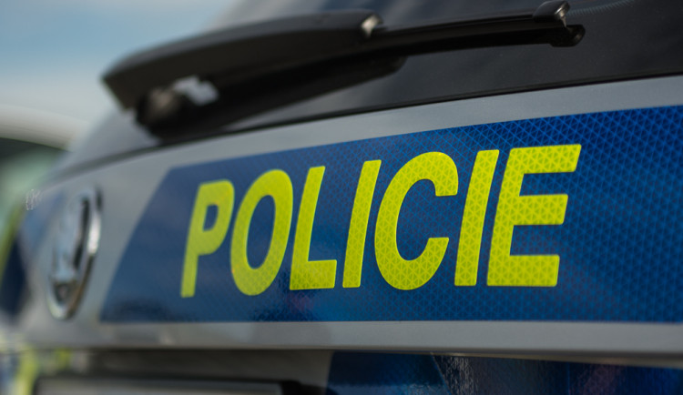 Drama v jihlavském taxíku: Opilý agresor napadl posádku i řidiče, sklenicí rozbil okno auta