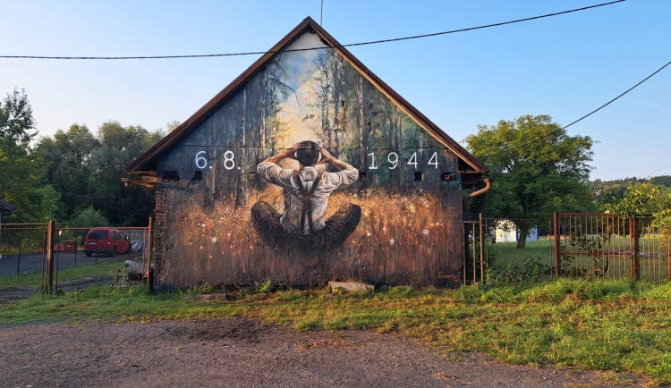 Mural připomíná životickou tragédii. Namaloval ho vnuk malíře zavražděného gestapem v roce 1944