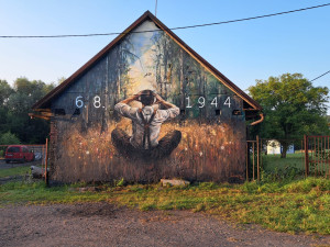 Mural připomíná životickou tragédii. Namaloval ho vnuk malíře zavražděného gestapem v roce 1944