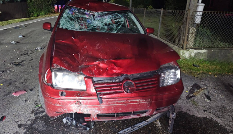 Při sobotní nehodě u Petřvaldu na Karvinsku se vážně zranili dva lidé. Motorkář se srazil s osobním autem