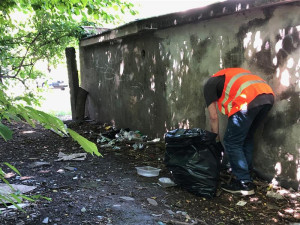 Během léta z třineckých ulic zmizelo čtyřicet pytlů odpadu. Lidé bez domova je uklidili výměnou za stravenky