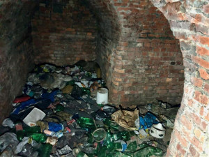 Během léta z třineckých ulic zmizelo čtyřicet pytlů odpadu. Lidé bez domova je uklidili výměnou za stravenky