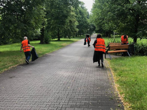 Během léta z třineckých ulic zmizelo čtyřicet pytlů odpadu. Lidé bez domova je uklidili výměnou za stravenky