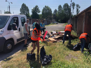 Během léta z třineckých ulic zmizelo čtyřicet pytlů odpadu. Lidé bez domova je uklidili výměnou za stravenky
