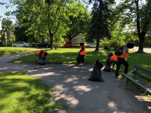 Během léta z třineckých ulic zmizelo čtyřicet pytlů odpadu. Lidé bez domova je uklidili výměnou za stravenky
